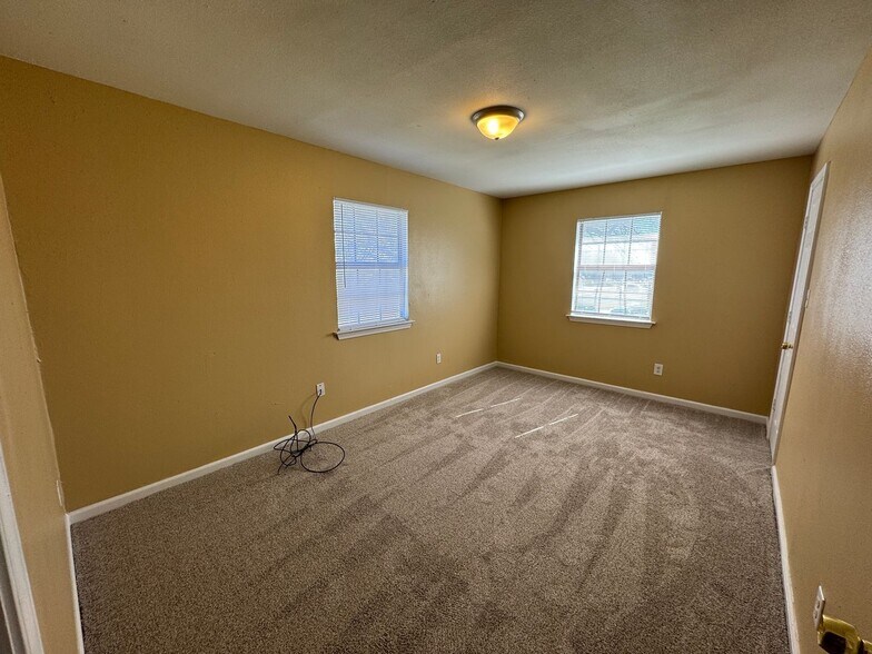 Building Photo - 4808 Rainbow Cir