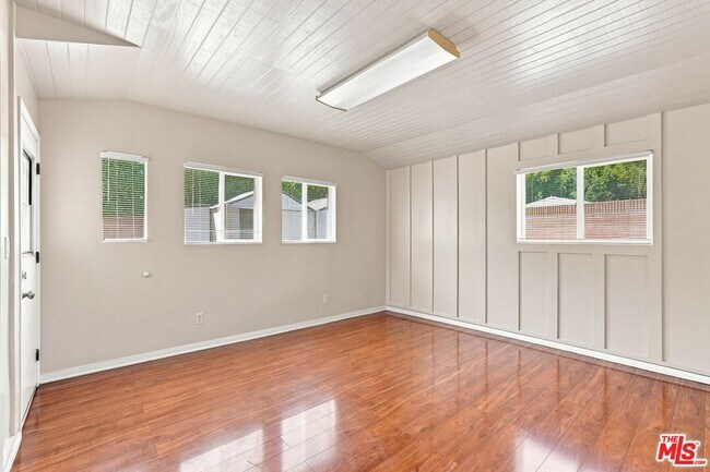 Building Photo - 8845 Glider Ave