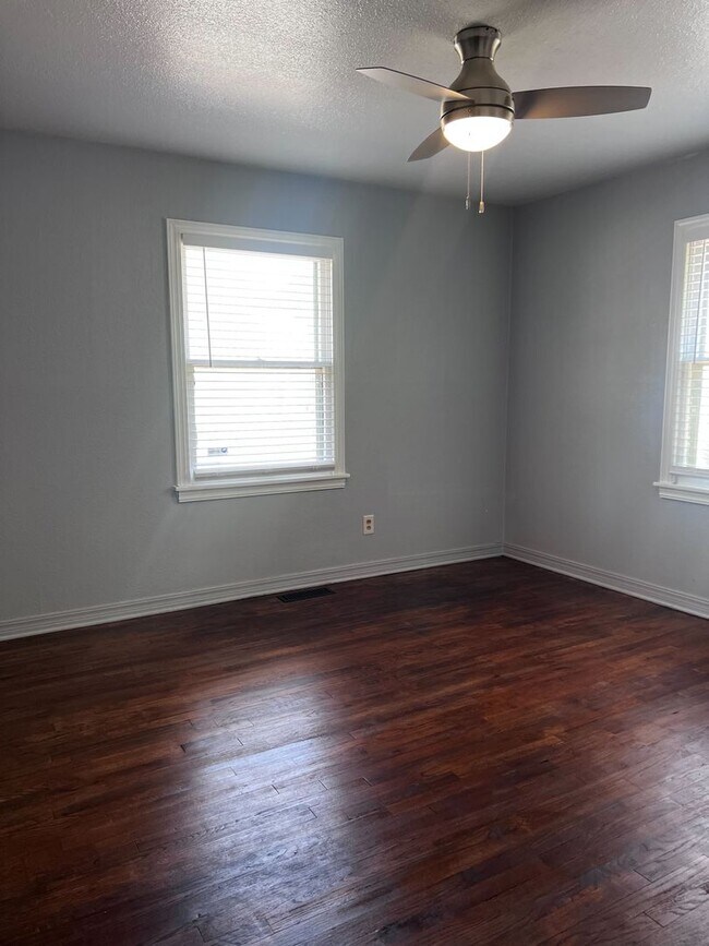 Building Photo - Remodeled 3 Bed 2 bath