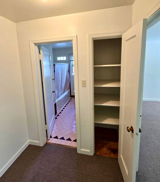 Building Photo - Upstairs apartment in downtown Santa Rosa!