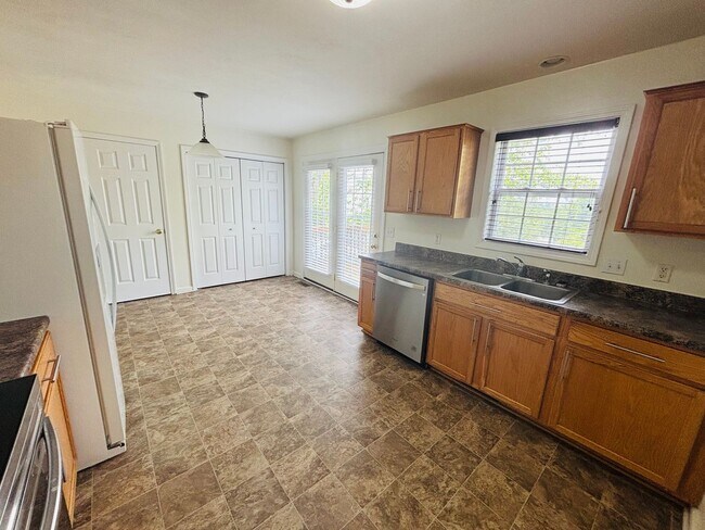 Building Photo - 3 Bedroom 2.5 Bath House