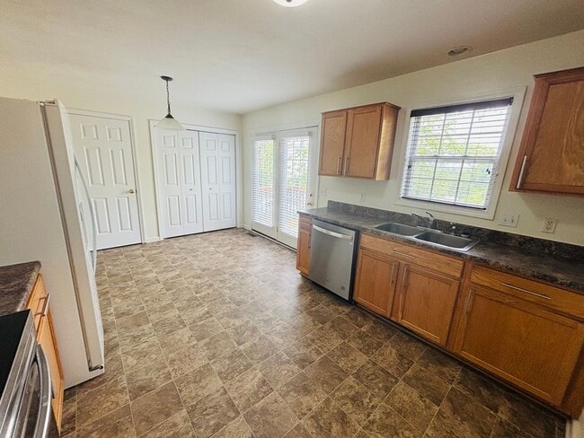 Building Photo - 985 New Village Dr NW