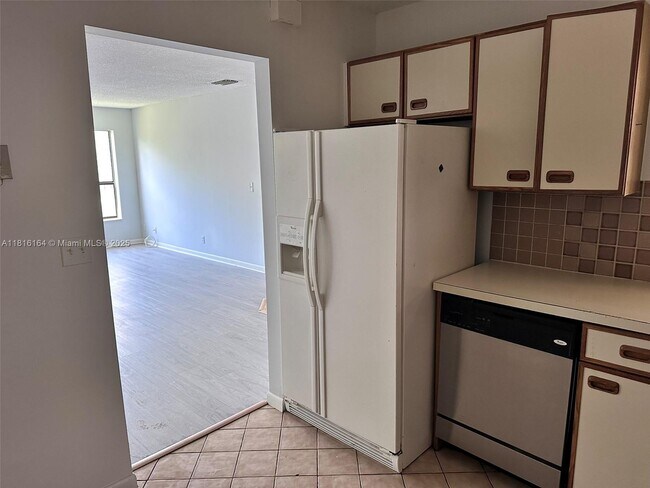 Building Photo - 2526 Carambola Cir N