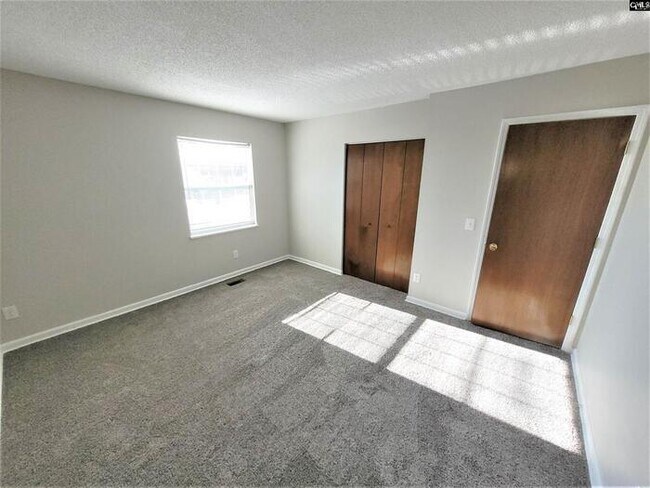 Building Photo - 252 Cherry Grove Dr