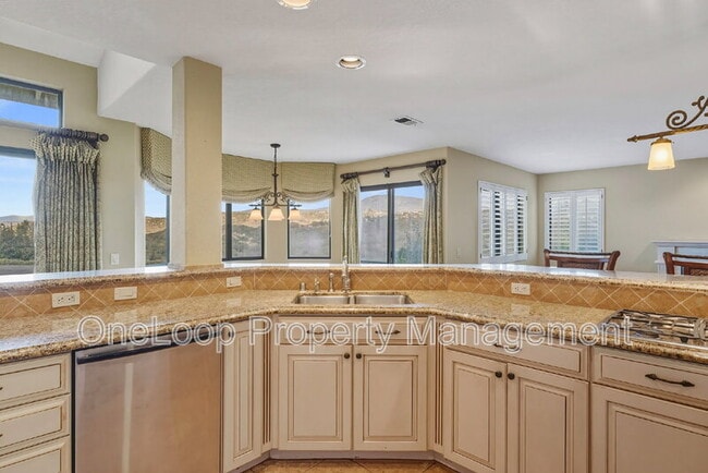 Building Photo - 493 Summerhill View