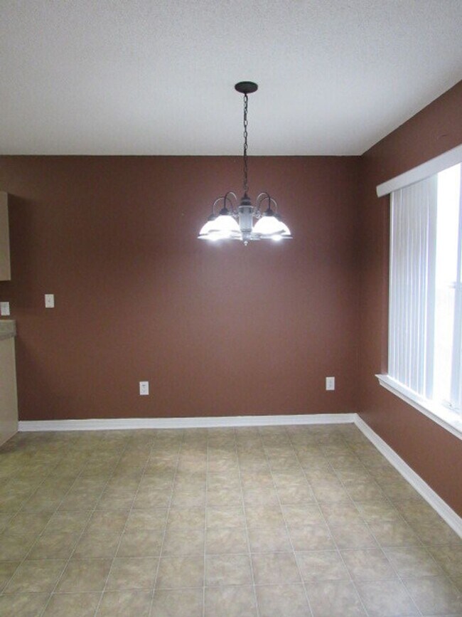 Building Photo - Centrally located with easy access to base...