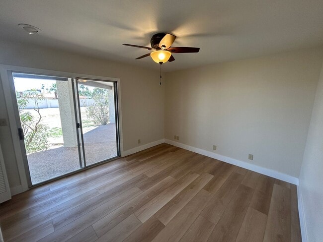 Building Photo - 985 E Campina Ln