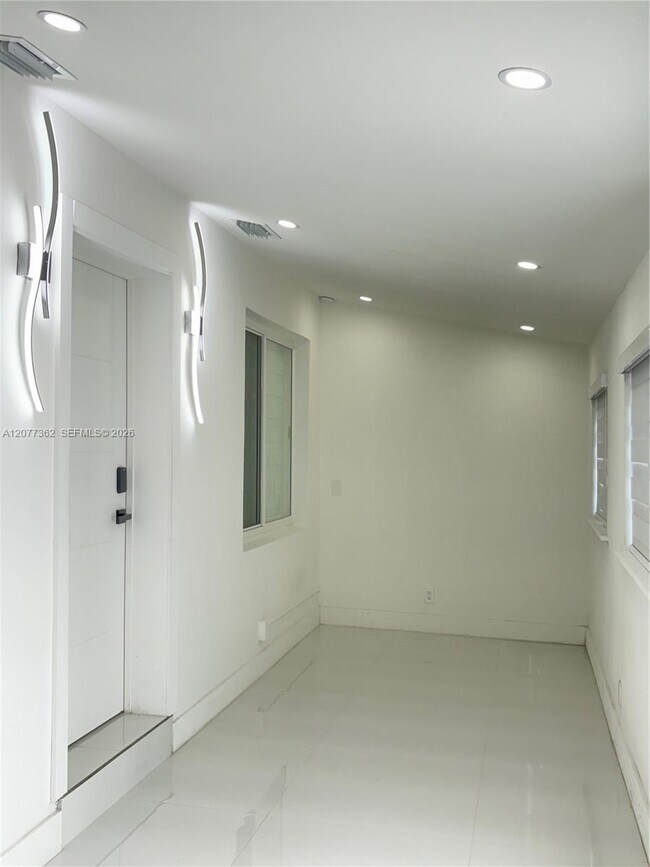 Building Photo - 937 SW 18th Ct