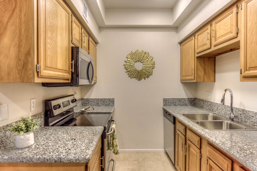 Building Photo - 5750 N Camino Esplendora
