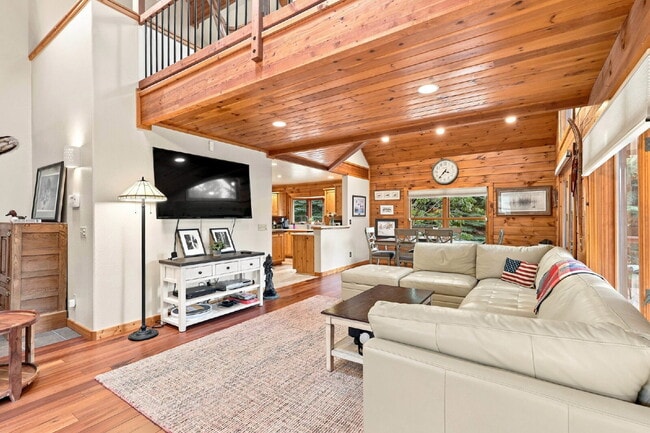 Building Photo - 3-Story, 5 bedroom, 3 bathroom in Harrison