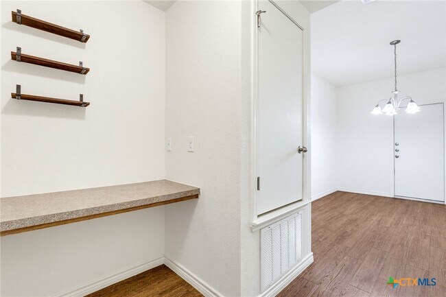Building Photo - 913 Ashwood Dr