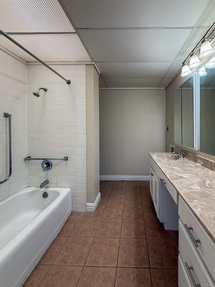 Building Photo - 4600 Ocean Dr