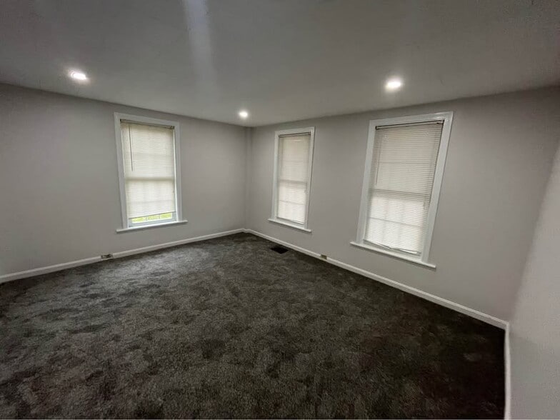 Building Photo - 169 Sewalls Falls Rd