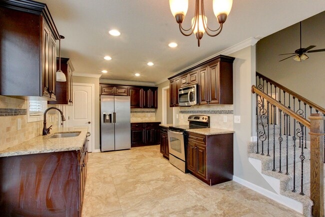 Building Photo - Executive Home on Cul de sac off exit 8.  Hurry.