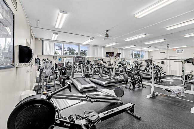 Building Photo - 2655 Collins Ave