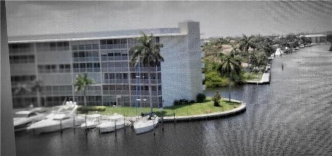 Building Photo - 1537 E Hillsboro Blvd