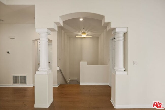 Building Photo - 604 Palisades Dr