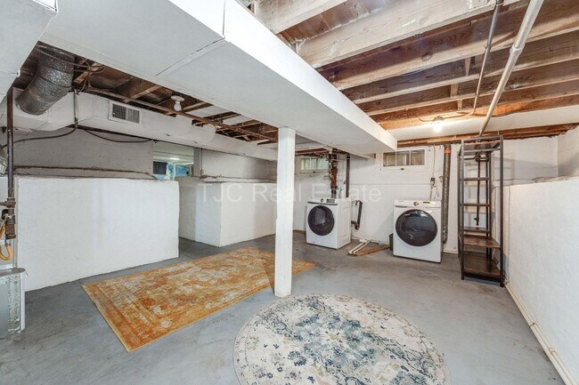 Building Photo - 4907 Grove St