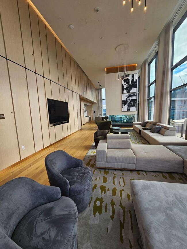 Building Photo - Luxurious High Rise Living in Convenient Downtown Bellevue