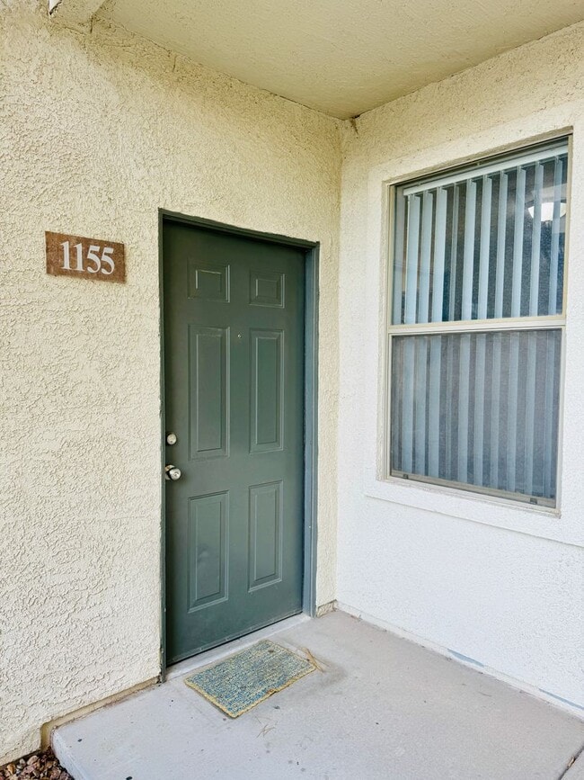 Building Photo - Beautiful, modern ground-floor 1 bed/1 bath condo in a gated SW community!