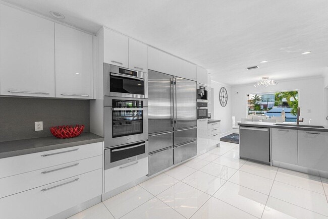 Building Photo - 2540 Mercedes Dr