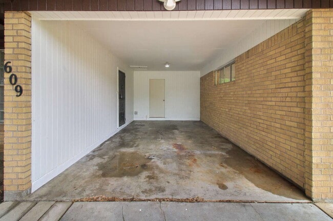Building Photo - 609 W Walnut Ave