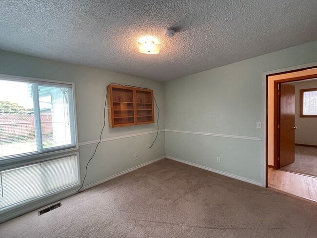 Building Photo - Charming 3 Bedroom, 2 Bath Home with Attac...