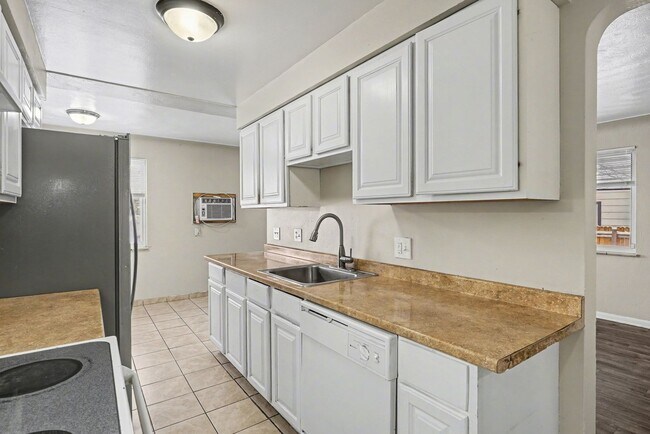 Building Photo - Front Unit - Duplex - 4bed 2bath - Finished Basement!