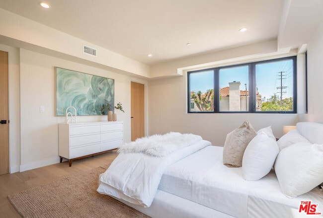 Building Photo - 1863 Barry Ave