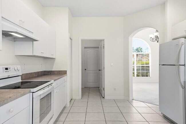 Building Photo - Close to Town Center and Shopping