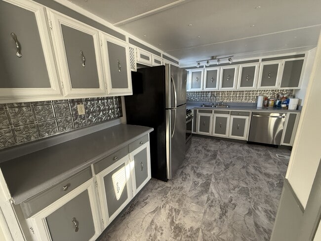 Building Photo - 3189 Eastview Rd