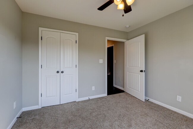 Building Photo - 1008 Meadowview Ln