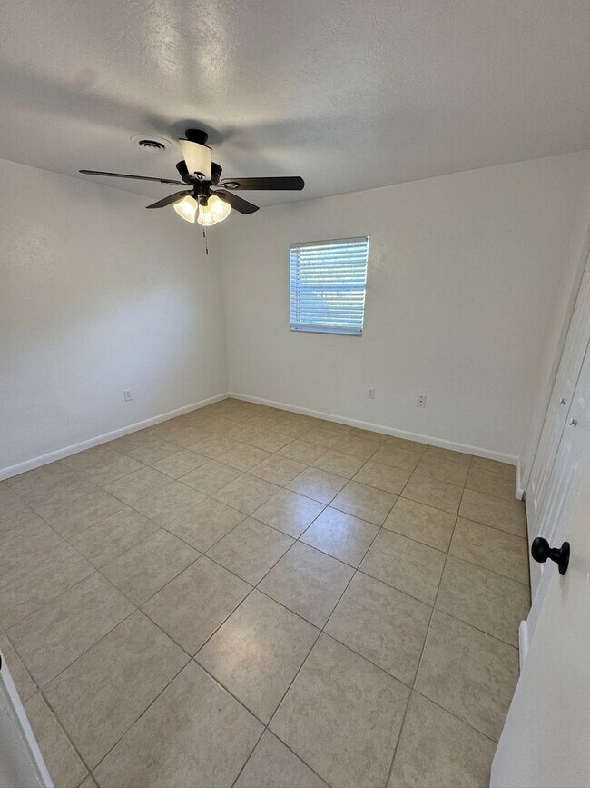 Building Photo - 1702 NE 71st St