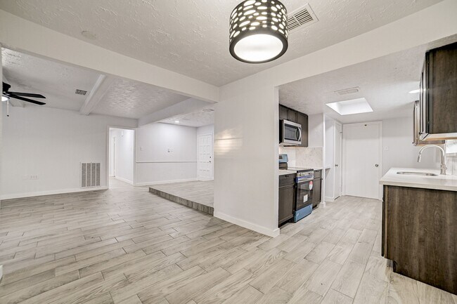 Building Photo - 3918 Cypressdale Dr