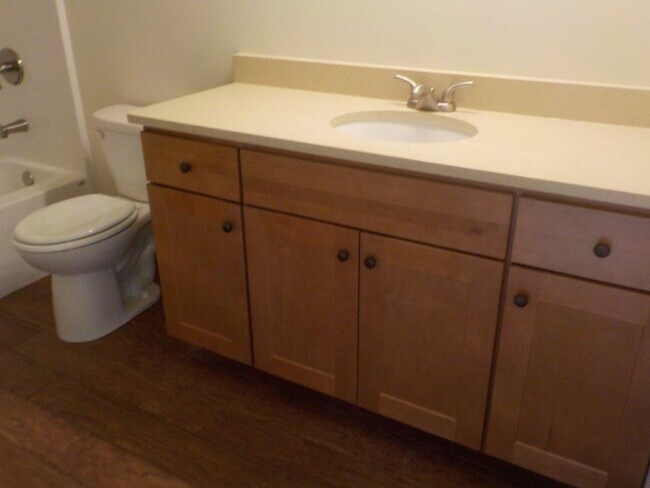 Building Photo - Spacious 3-Bed, 3.5-Bath Townhouse on East...
