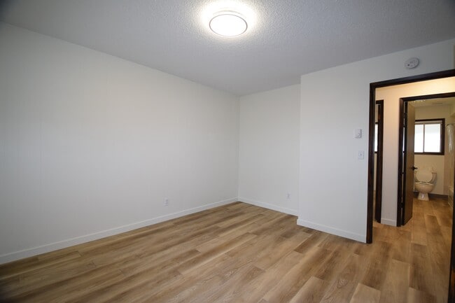 Building Photo - 3434 SE King Rd