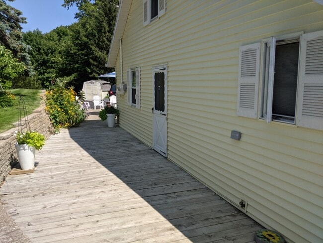 Building Photo - 2421 Lakefront Dr