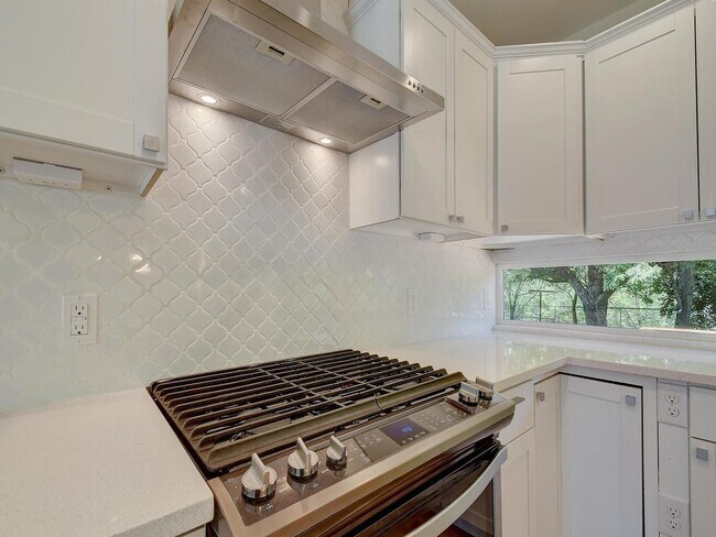 Building Photo - Fantastic Home - Windsor Park