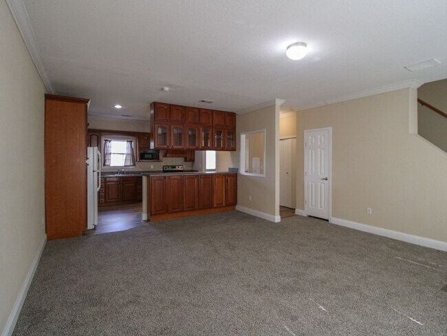 Building Photo - Charming Townhome Close to Downtown Pulaski