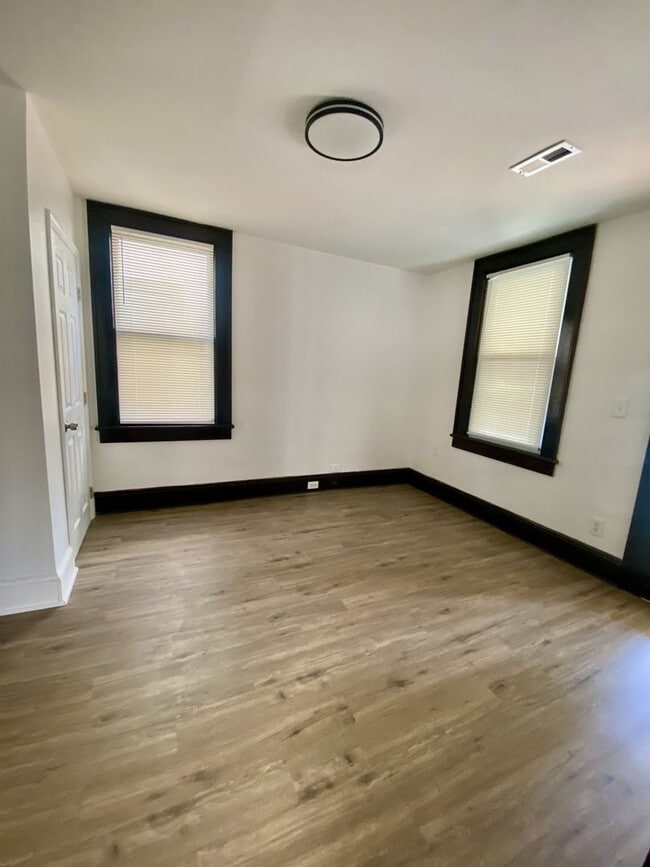 Building Photo - Riverview 2 bedroom 1 bath