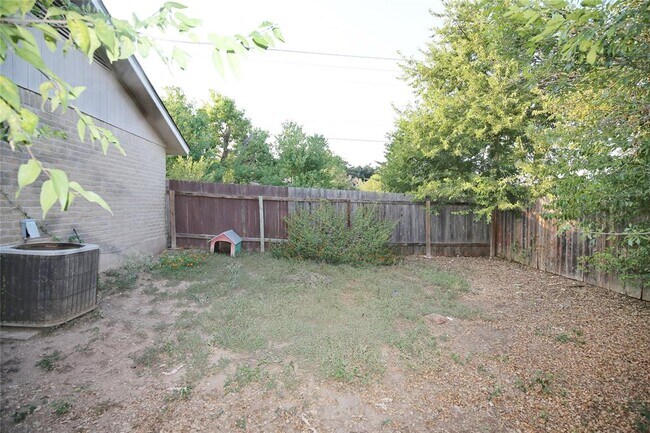 Building Photo - 204 Deerfield Park Dr