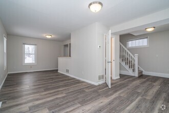 Building Photo - Recent Renovated 2-Bedroom Home, Pet Frien...