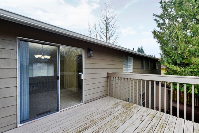 Building Photo - Remodeled  House - 4 Bed 2 Bath - Renton