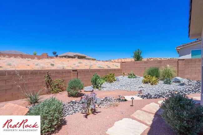 Building Photo - Stunning 4 Bedroom Home. Dog friendly!