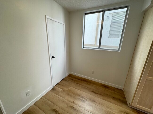 Building Photo - 1547 N Hayworth Ave