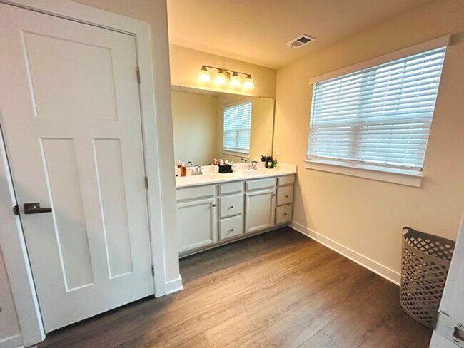 Building Photo - Beautiful Home in Moyock Subdivision - Min...