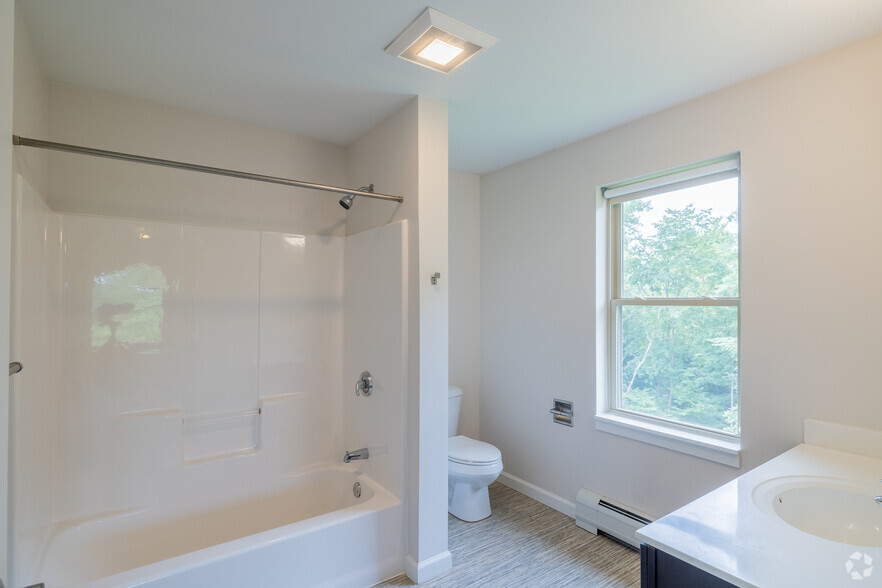 Unit 323-302 - 2BD, 2BA - 1081SF -Master Bathroom - Village at Autumn Pond