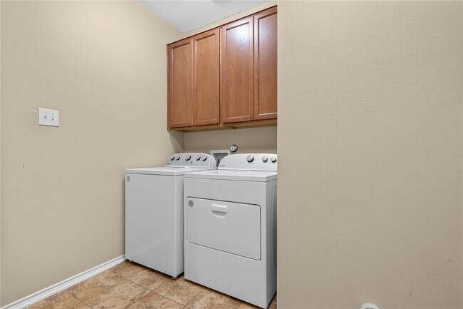 Building Photo - 14308 Lake Victor Dr