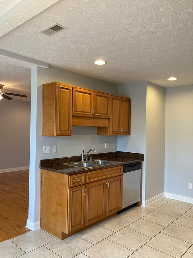 Building Photo - 141 Twin Lakes Dr