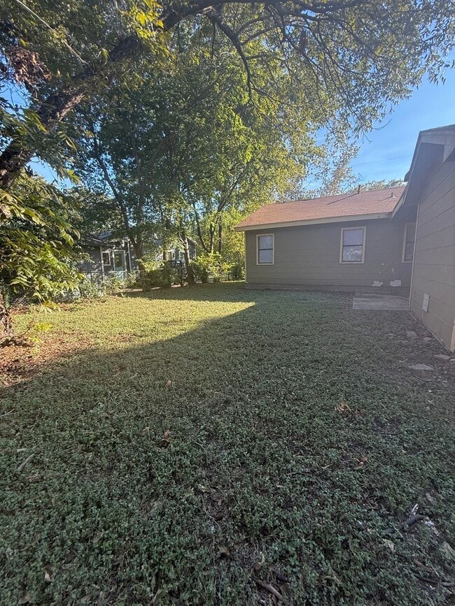 Building Photo - Cozy 3 Bedroom Family Home